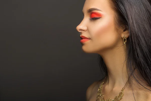 Retrato de uma morena com os olhos fechados nas jóias — Fotografia de Stock