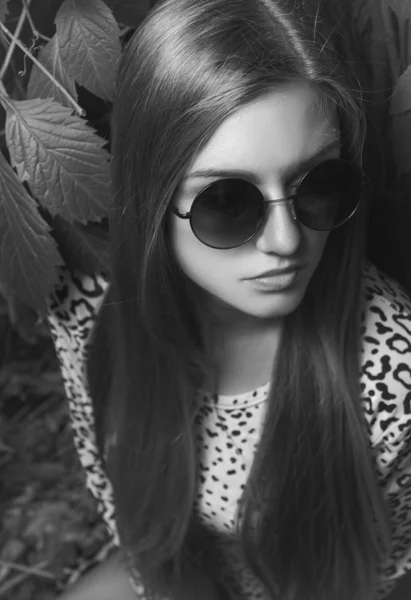 ロンハイとガラスの美しい少女の黒と白の写真 — ストック写真