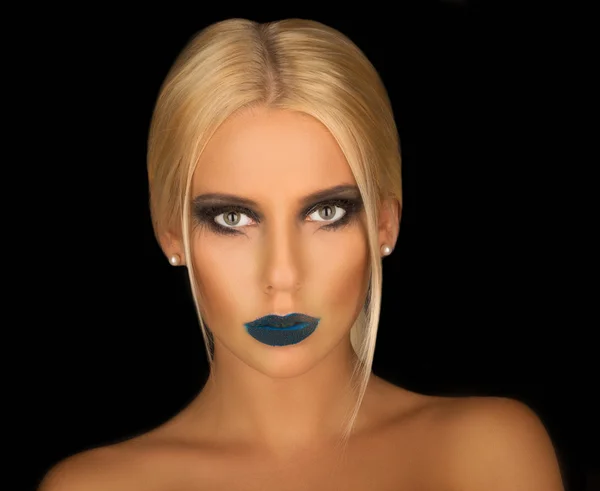 Porträt einer schönen Blondine mit kreativem Make-up auf — Stockfoto
