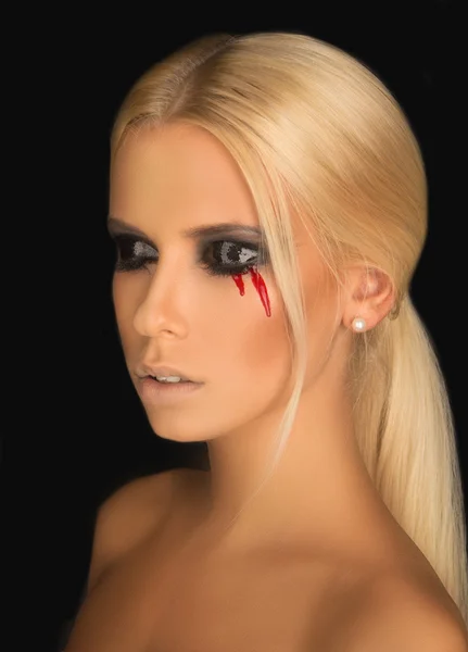 Portret van een mooie blonde met creatieve make-up op — Stockfoto