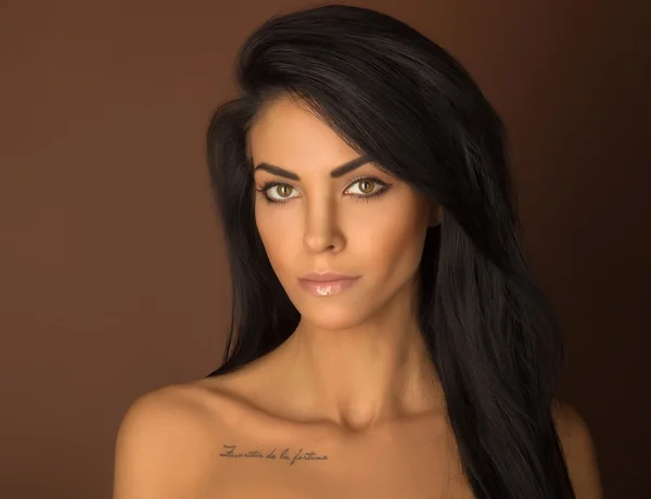 bir dövmeli güzel çıplak kız portresi 