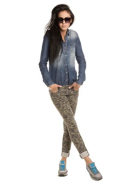 Hermosa chica en una camisa de mezclilla y jeans —  Fotos de Stock
