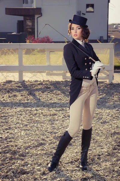 ポーズ美しい少女騎手 — ストック写真