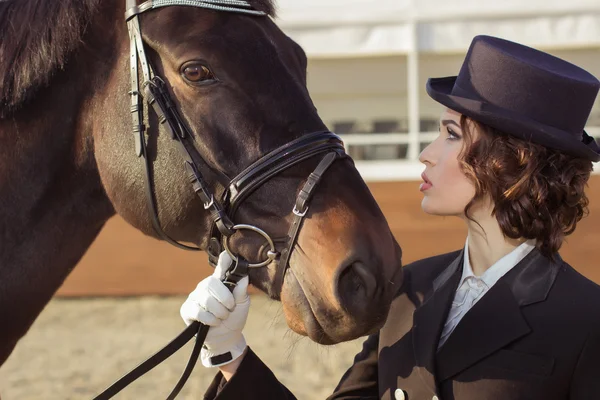 Flicka med en häst — Stockfoto