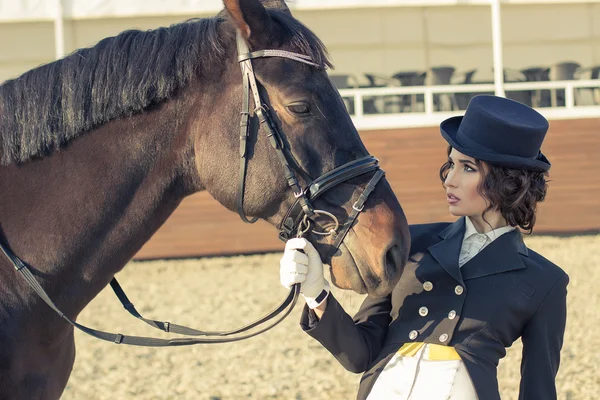 Menina com um cavalo — Fotografia de Stock