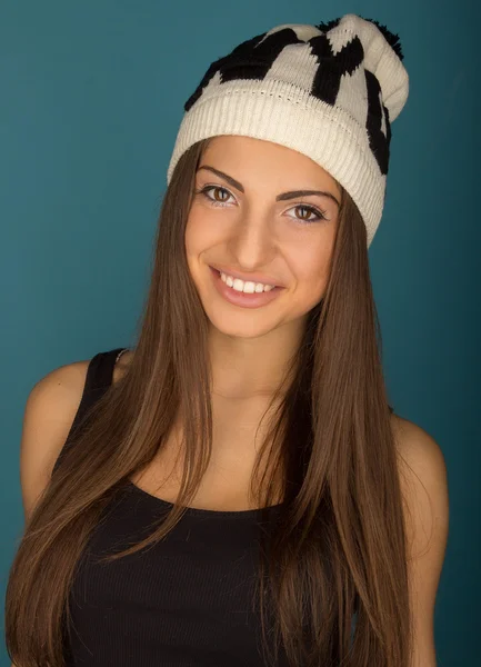 Portrait de belle femme aux cheveux bruns souriants en chapeau d'hiver a — Photo