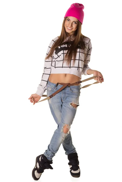 Hermosa mujer de cabello castaño en una gorra y jeans —  Fotos de Stock