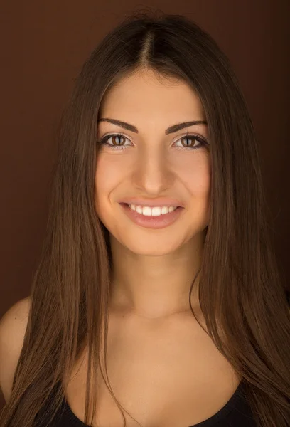 Portrét krásné hnědovlasá žena s úsměvem — Stock fotografie