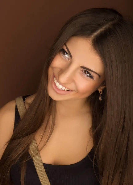 Portrait of beautiful brown-haired woman smiling — Stock Photo, Image