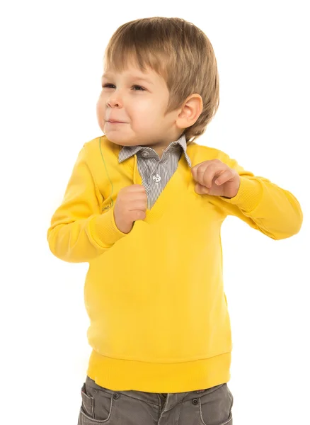 Niño pequeño en un suéter amarillo — Foto de Stock