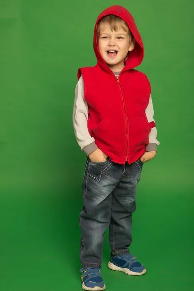 Kleine jongen in jeans en een hoodie — Stockfoto