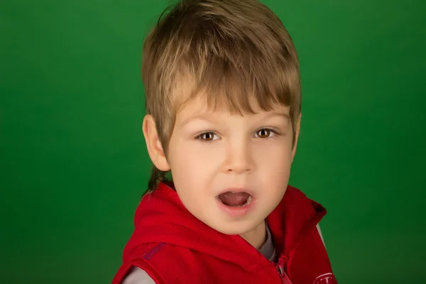Porträtt av en vacker ung förvånad pojke — Stockfoto