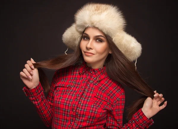 bir gömlek ve bir kürk kap gülümseyen kız güzel 