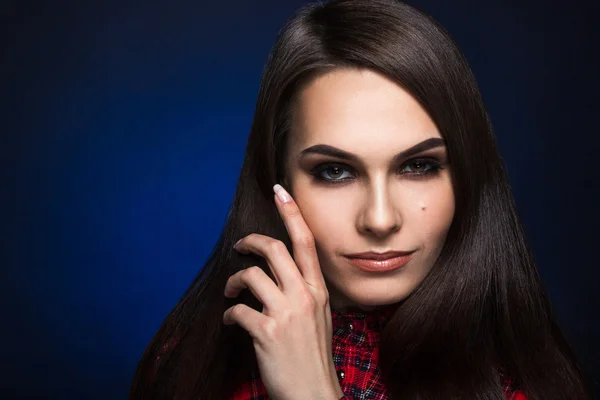 Ritratto di una bella ragazza in camicia — Foto Stock