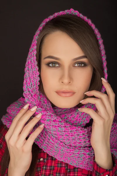 Portret van mooi meisje met een sjaal op haar hoofd — Stockfoto