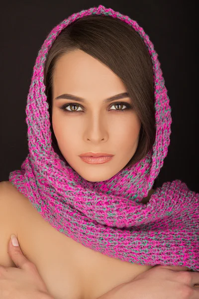 Kafasındaki bir eşarp ile güzel kız portresi 