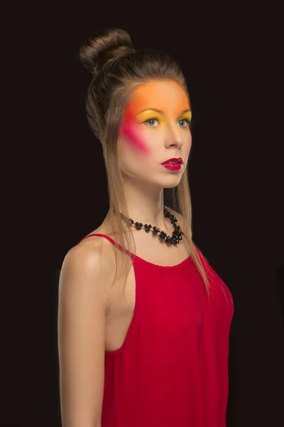 Chica en un vestido rojo con maquillaje creativo brillante —  Fotos de Stock