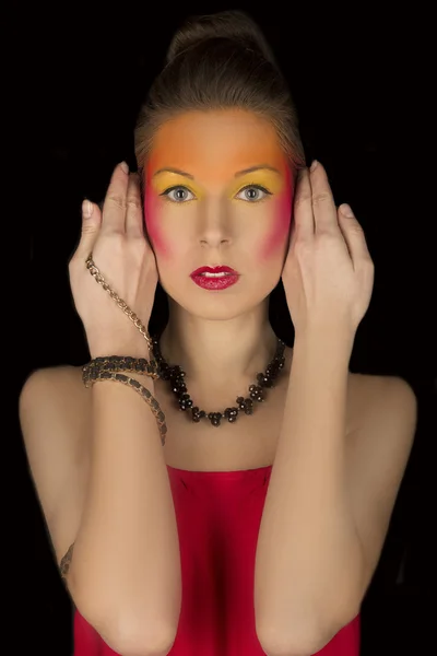 Chica en un vestido rojo con maquillaje creativo brillante —  Fotos de Stock