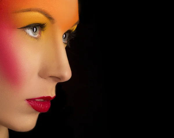 Ritratto di una ragazza con brillante trucco creativo — Foto Stock