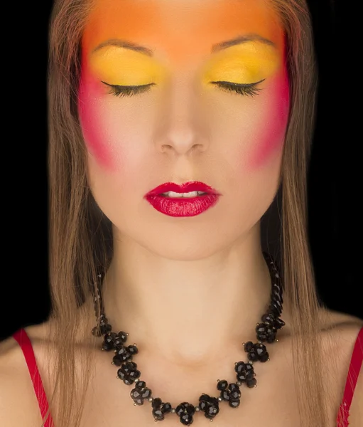 Porträt eines Mädchens mit grellem, kreativem Make-up — Stockfoto