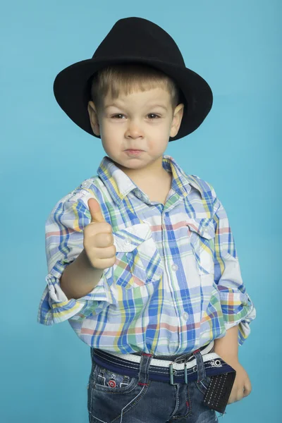Niño pequeño con una camisa y un sombrero negro —  Fotos de Stock