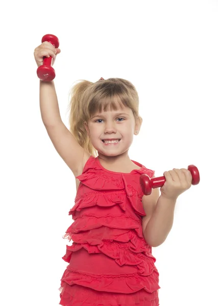 小さな女の子は、ダンベルを持ち上げる — ストック写真
