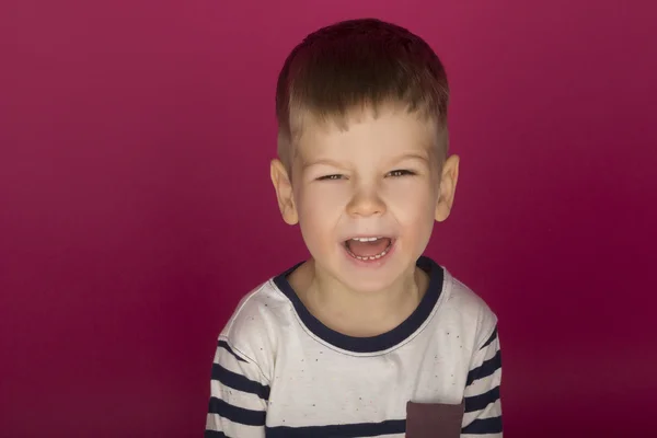 Porträt eines kleinen lächelnden Jungen — Stockfoto