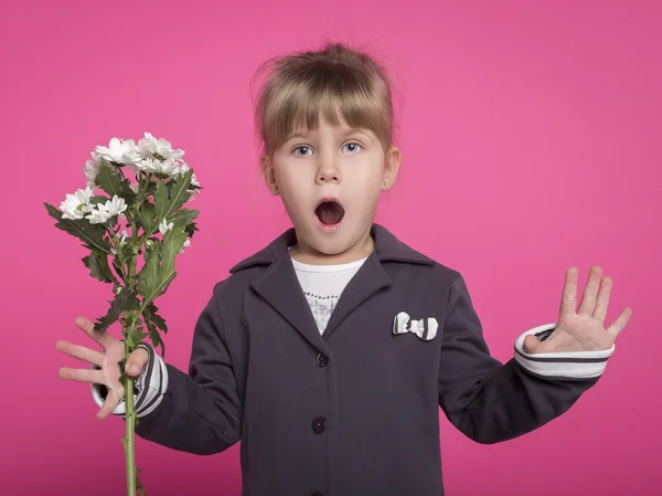 花の花束と驚く少女 ロイヤリティフリーのストック画像