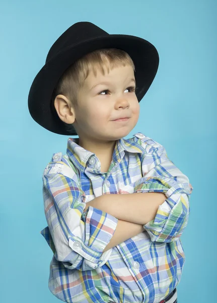 Malý chlapec v košili a černý klobouk Stock Obrázky