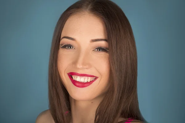 Retrato de una hermosa chica sonriente — Foto de Stock