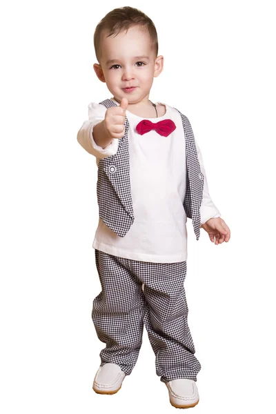 Маленький мальчик в клетчатом костюме и бабочки показывает "все — стоковое фото