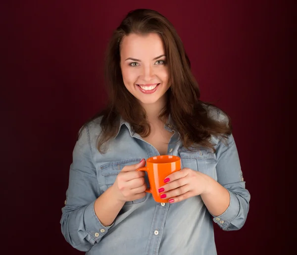 Hermosa chica sonriente con una taza — Foto de Stock