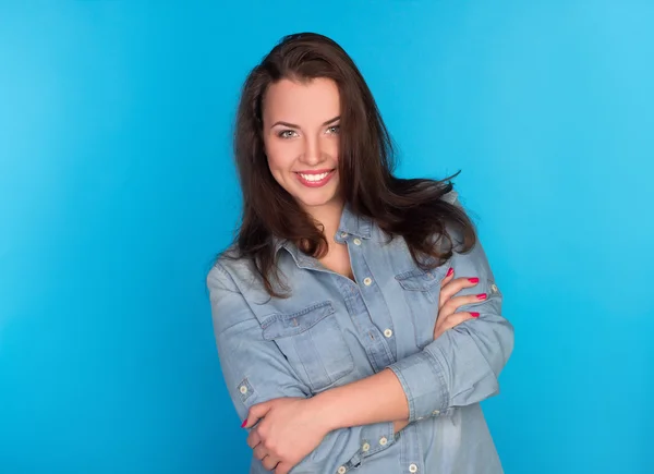 Schöne lächelnde Mädchen in einem Jeanshemd — Stockfoto