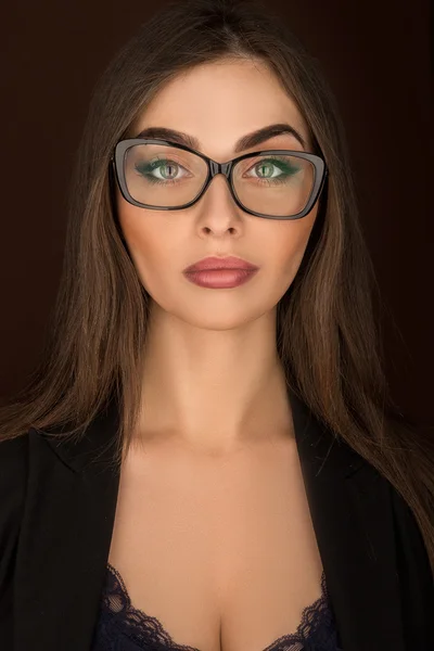 gözlük ve siyah bir takım elbise ile bir iş kadın portresi 