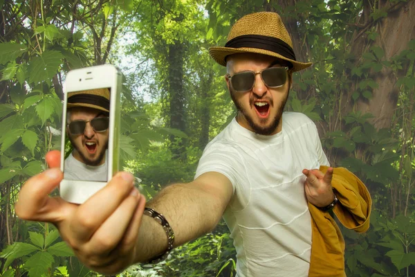 Bearded man in sunglasses and a hat makes self — Stock Photo, Image