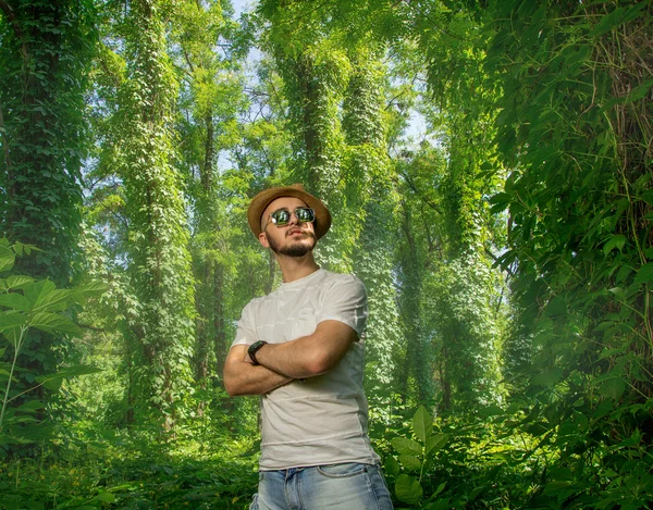 güneş gözlüğü ve şapka sakallı adam