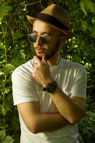 Uomo barbuto in occhiali da sole e un cappello — Foto Stock