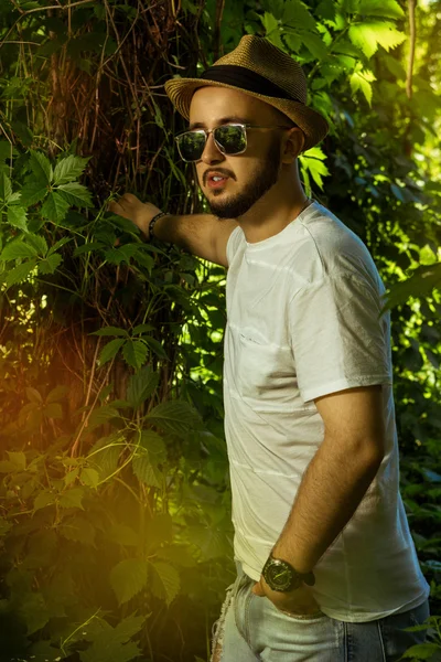 Homem barbudo em óculos de sol e um chapéu — Fotografia de Stock