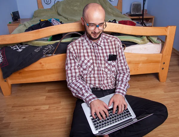 Nerd with a laptop i — Stock Photo, Image