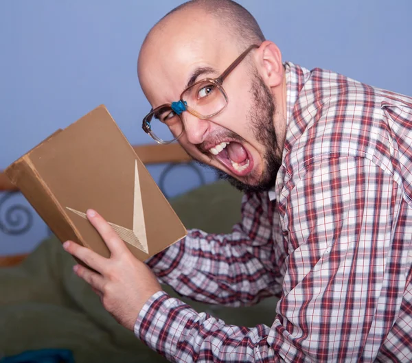 Rolig nörd med en bok — Stockfoto