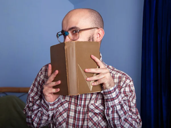 Divertente nerd leggere un libro — Foto Stock