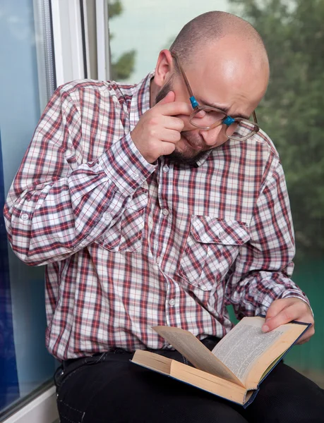 Huilende nerd lezen van een boek — Stockfoto