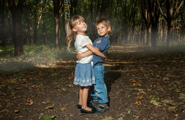 Kleine jongen en meisje knuffelen — Stockfoto