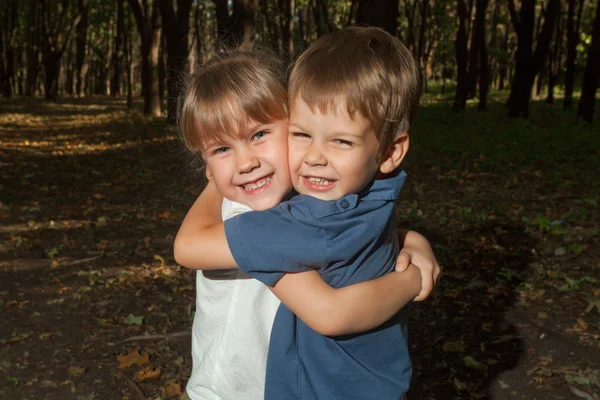 Kleine jongen en meisje knuffelen — Stockfoto