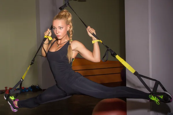 Güzel atletik kız bölmelerini yapıyor 