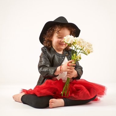 Küçük kız moda Model Siyah şapkalı