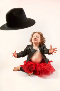 Küçük kız moda Model Siyah şapkalı