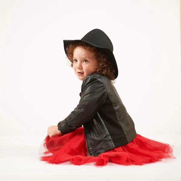 黒い帽子の女の子のファッション モデル — ストック写真