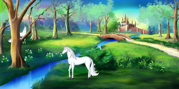 Unicorno bianco in una foresta magica vicino a un castello di fiabe — Foto Stock