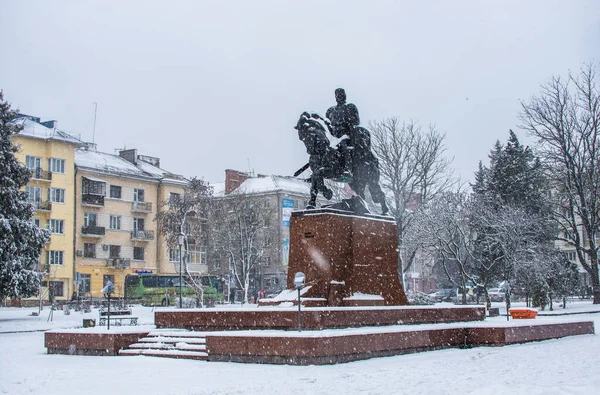 Ternopil Ukraine 2020 乌克兰Ternopol的Volya Maidan和Danylo Halytskyi纪念碑冬天的一个大雪早晨 — 图库照片